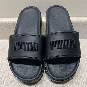 Like new women’s PUMA platform sandals size 10 in black.